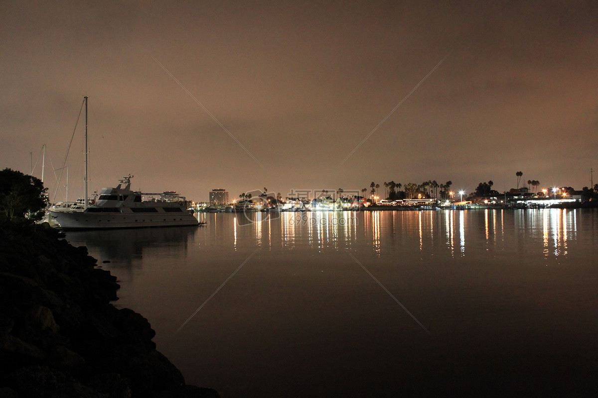 夜晚下的湖面风景