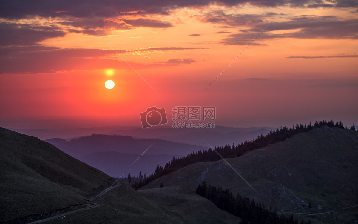 阳光照耀山峰