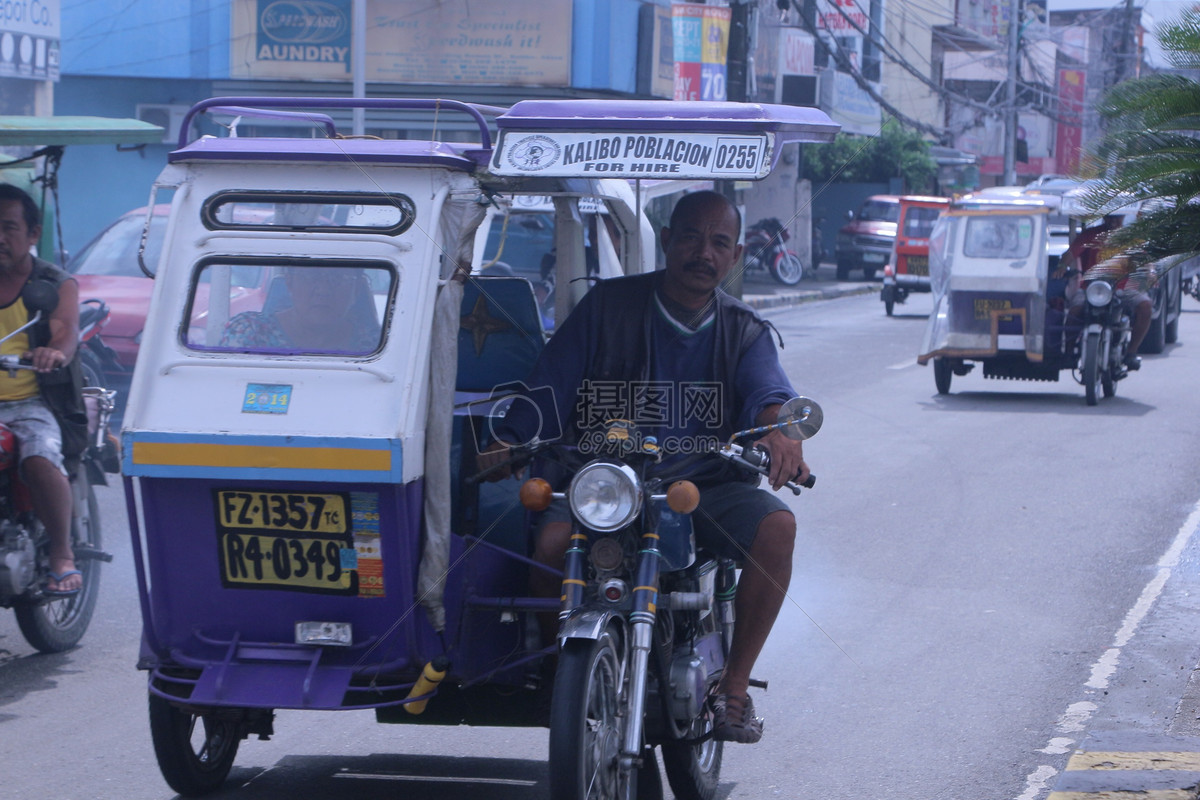 道路上行驶的三轮车