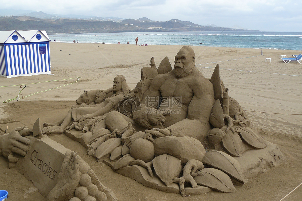 沙滩上的雕塑