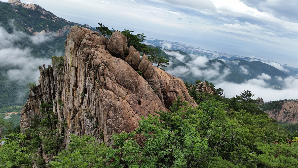 云彩下的高山和绿植