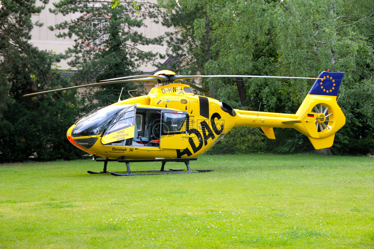 草地上的直升机