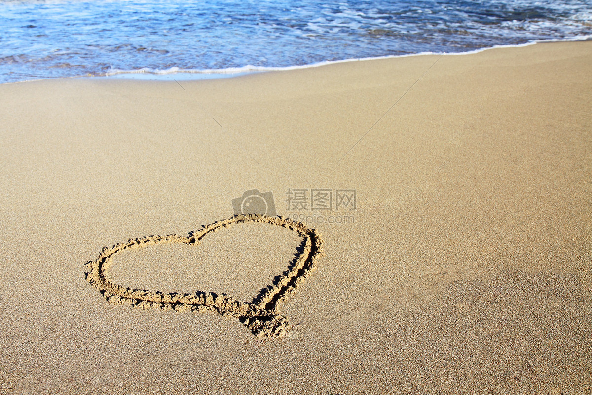 呈现在海滩上的爱心图片