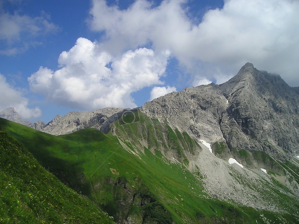 蓝天下的大山