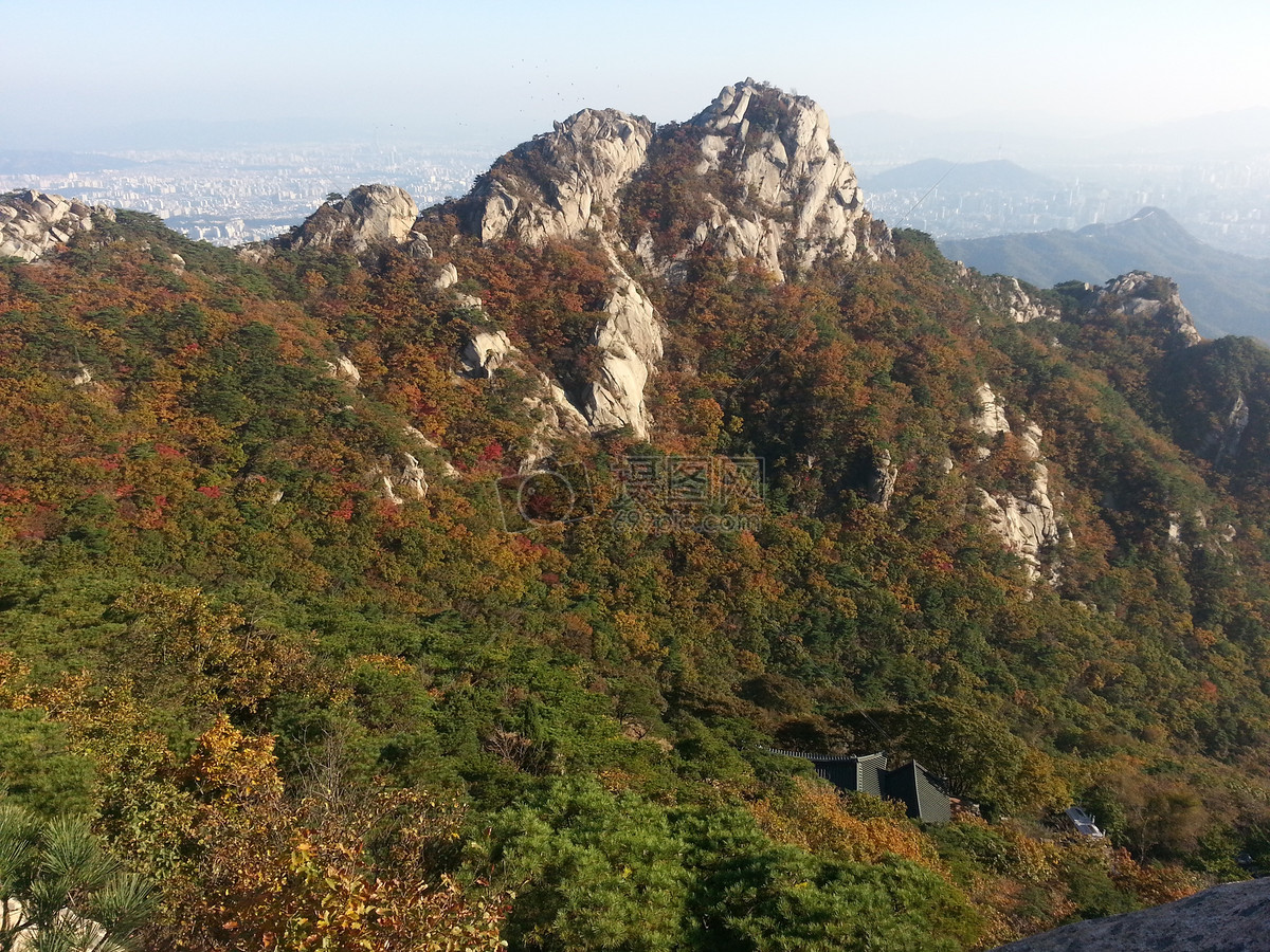 高耸的山连山