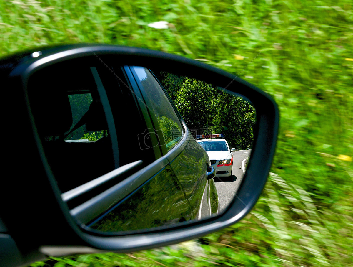 奔驰在路上的汽车