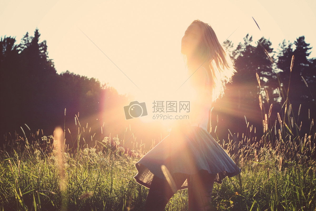 阳光下的漂亮女孩
