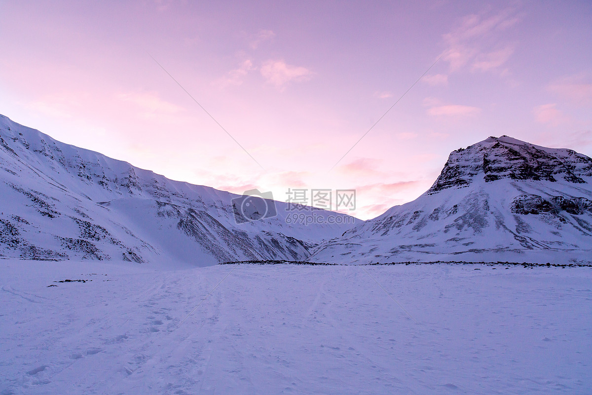 夕阳下的雪山