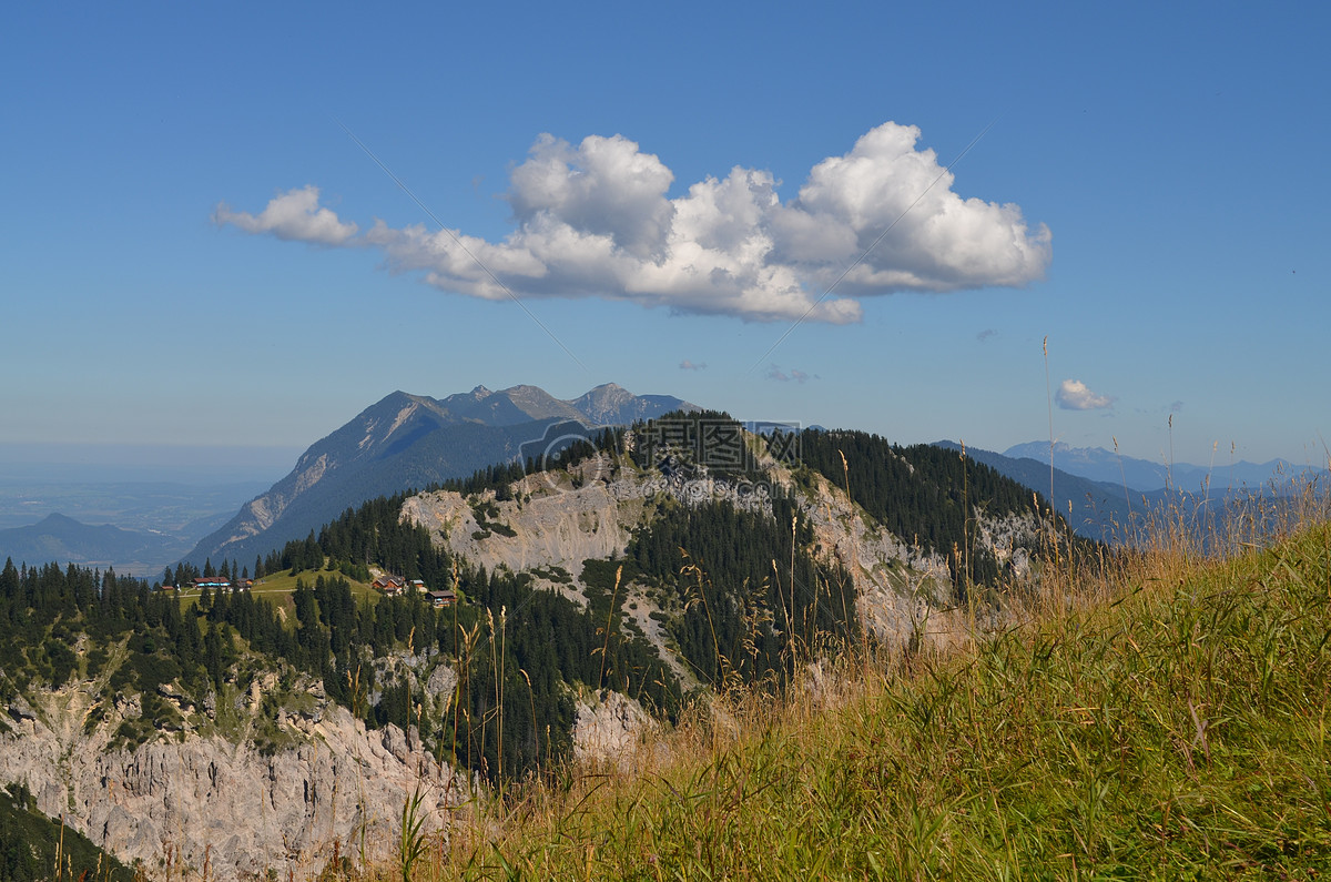 蓝天白云和高山