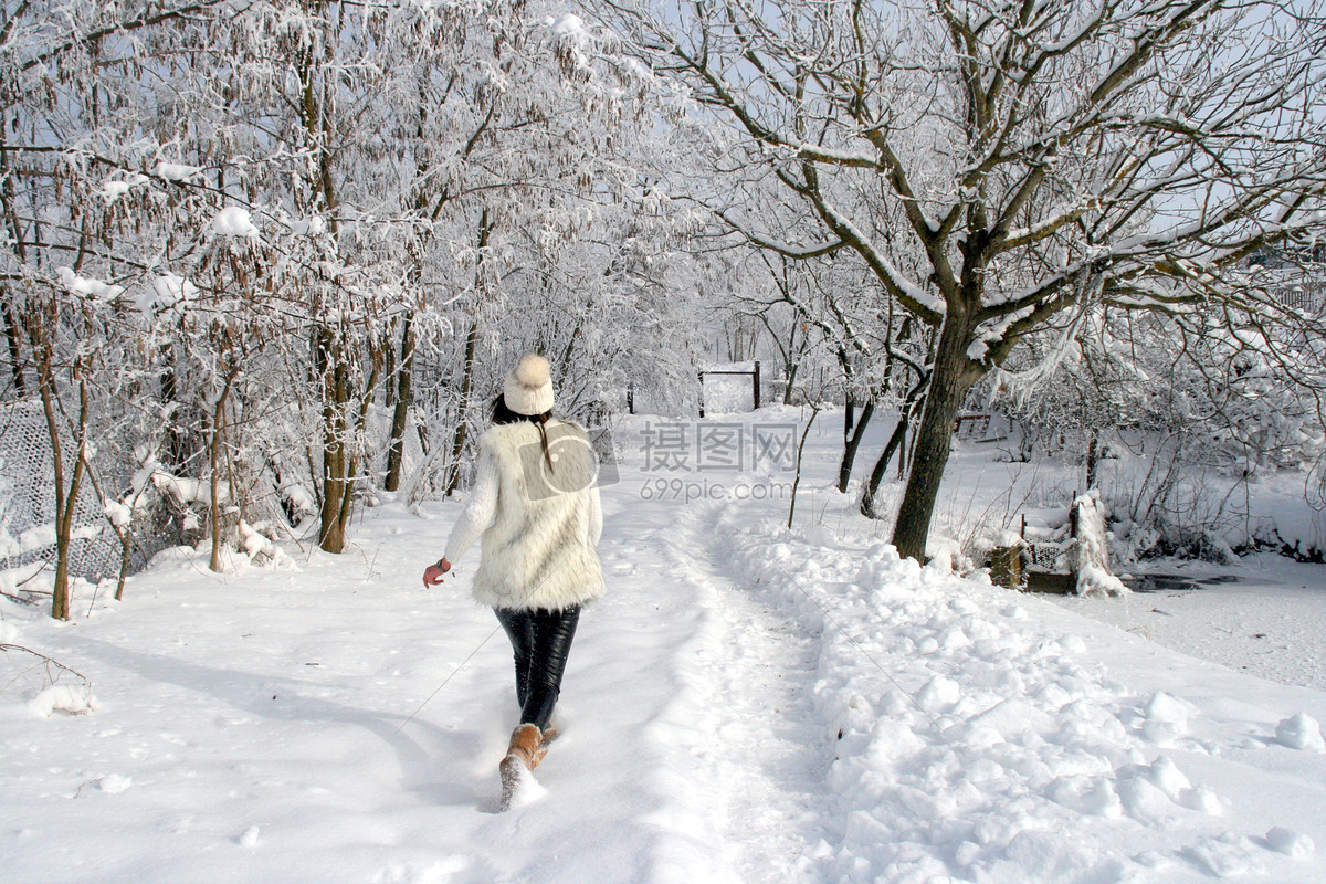 在雪地行走的女孩