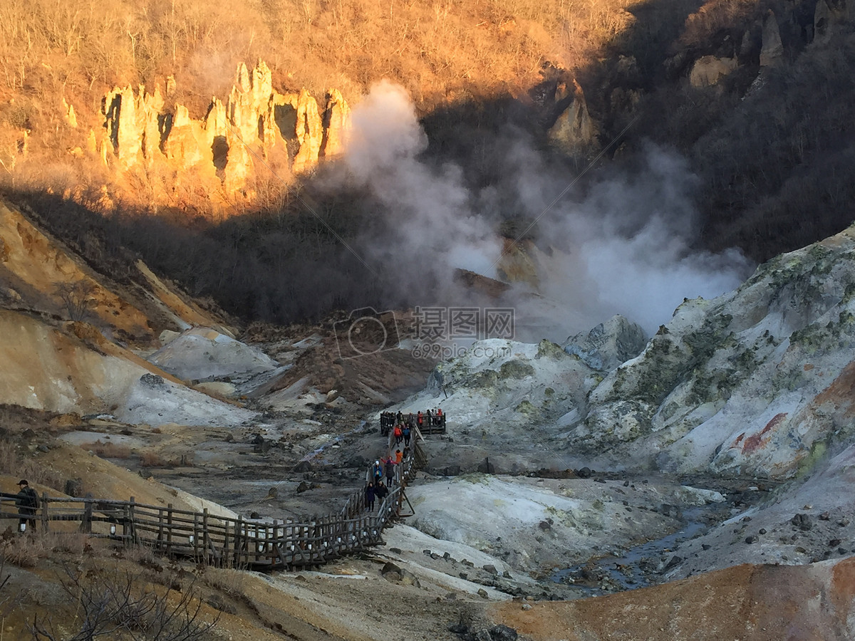 唯美图片 自然风景 烟雾缭绕的大山jpg