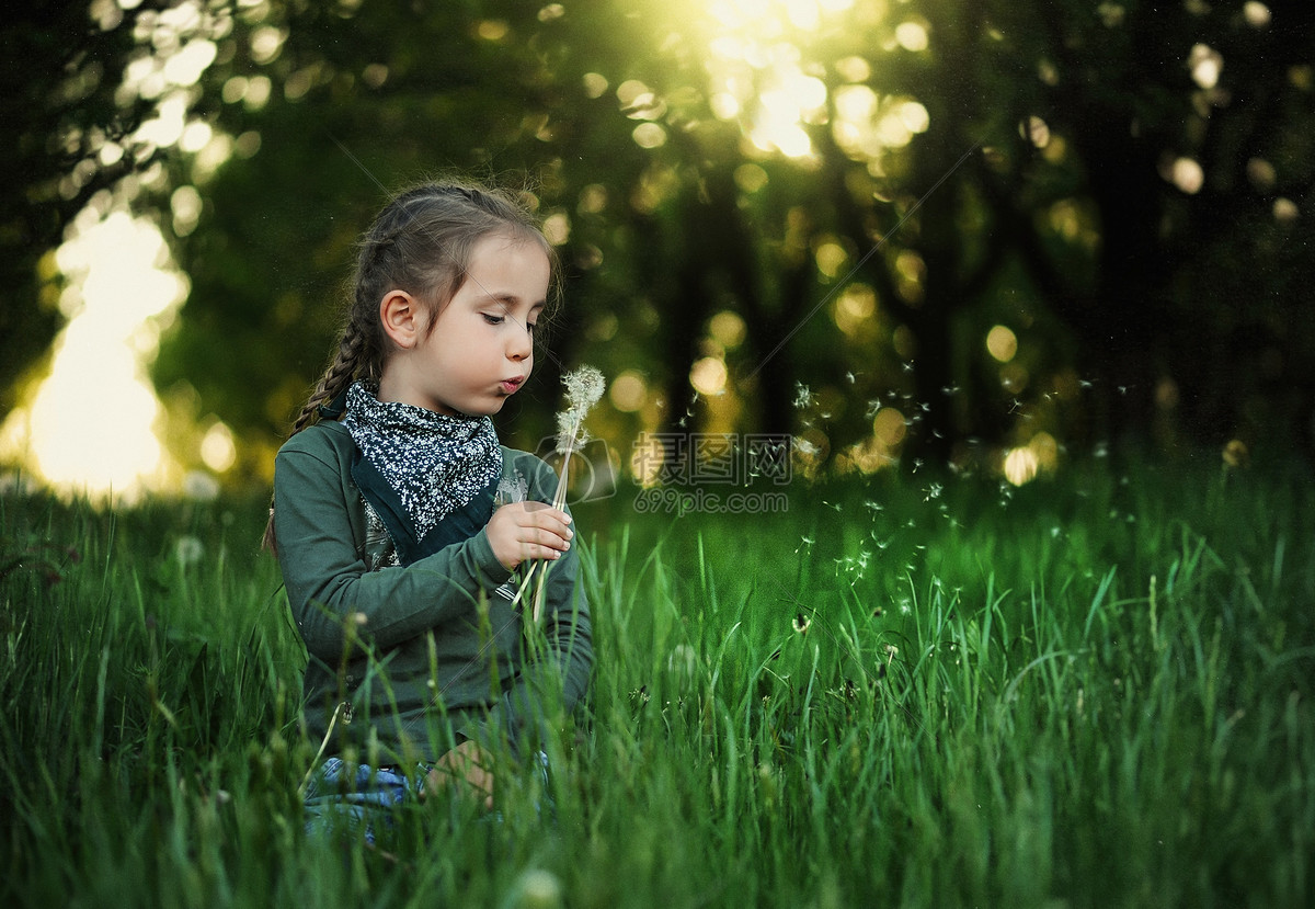 蒲公英领域白女孩美好的愉快的一点婴孩绿色草甸黄色开花蒲公英自然公园庭院 库存图片 - 图片 包括有 乐趣, 愉快: 115874649