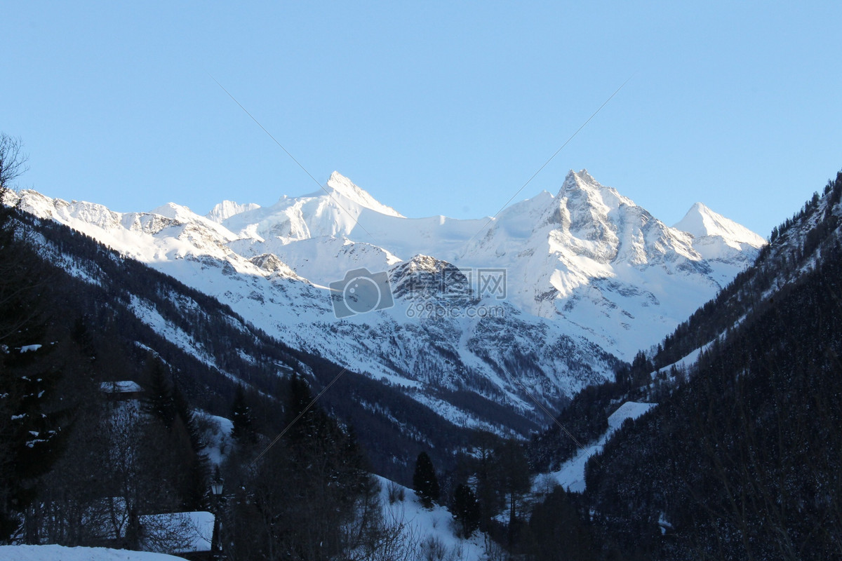 险峻的雪山山顶