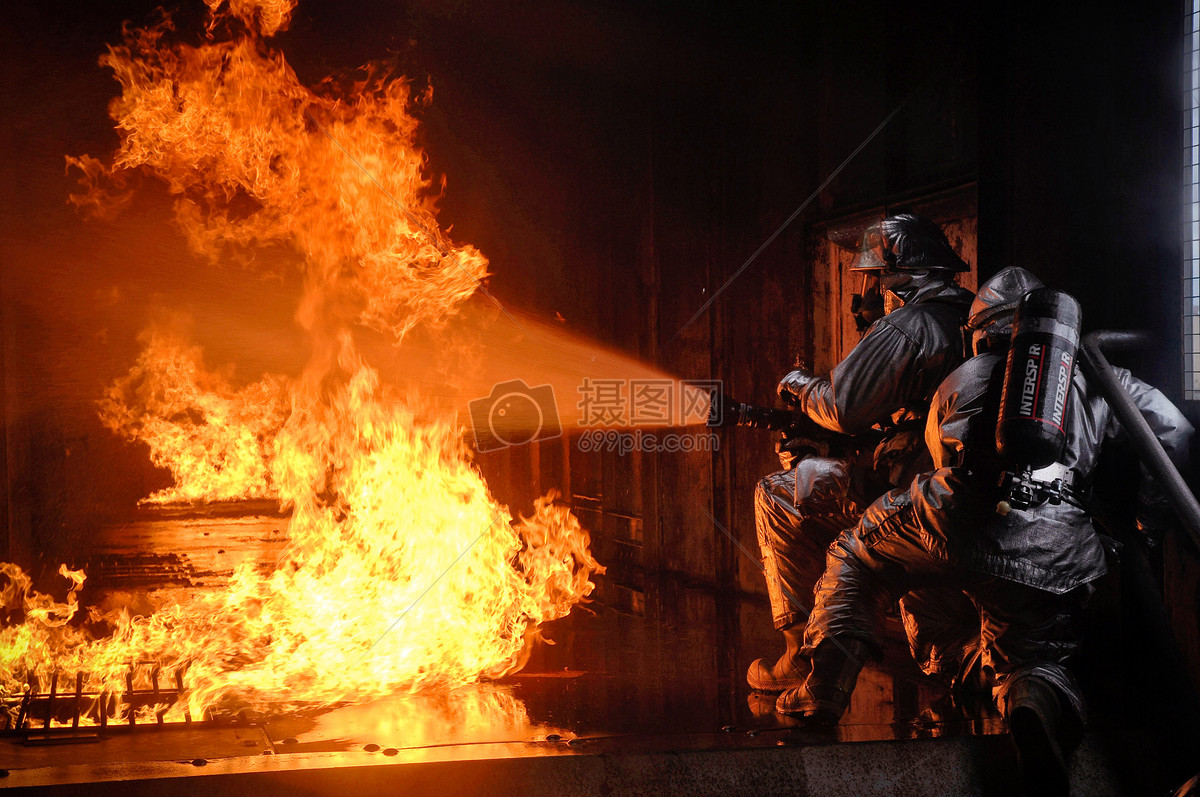 图片 照片 生活方式 消防队员灭火jpg  分享: qq好友 微信朋友圈 qq
