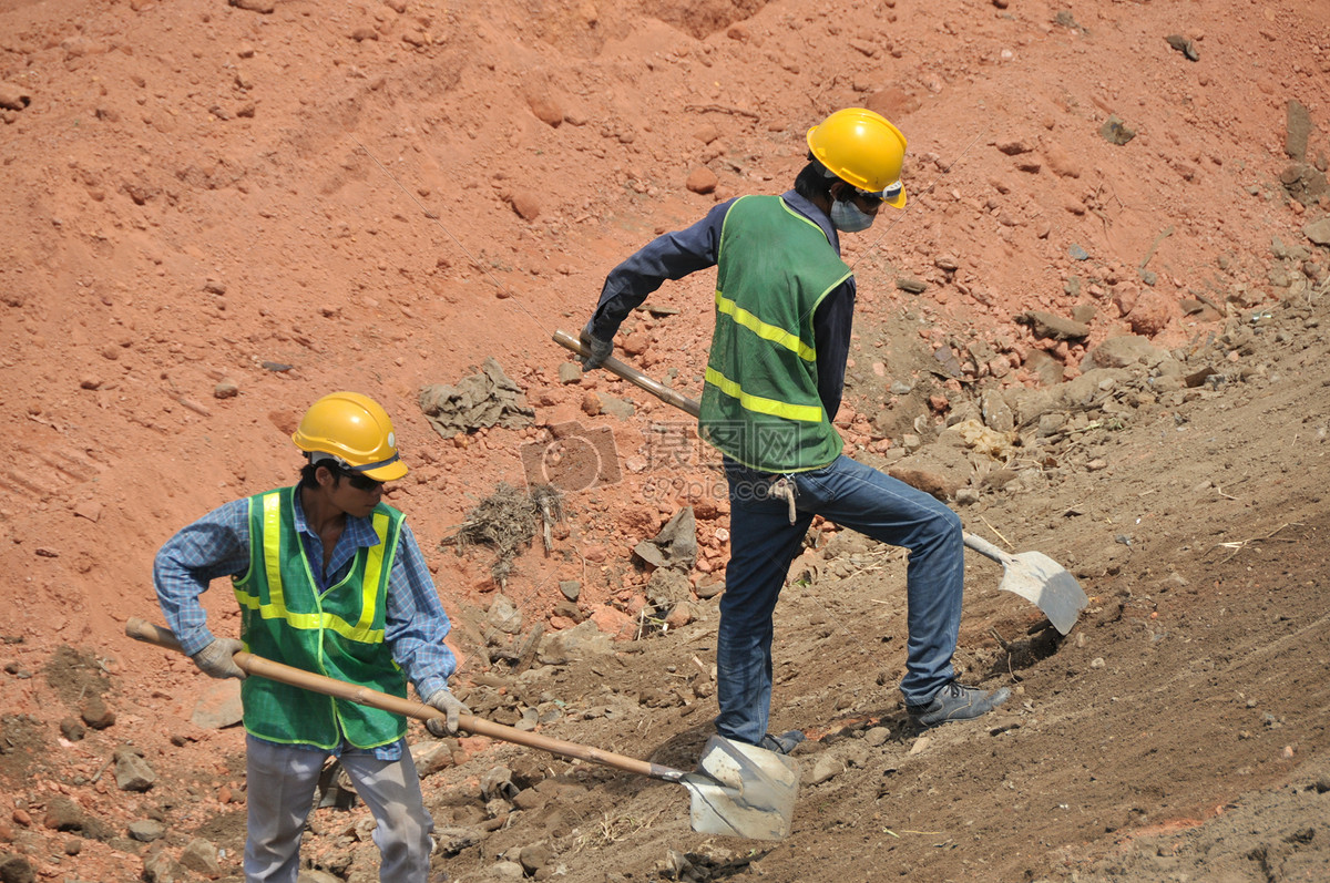 挖土的劳动工人