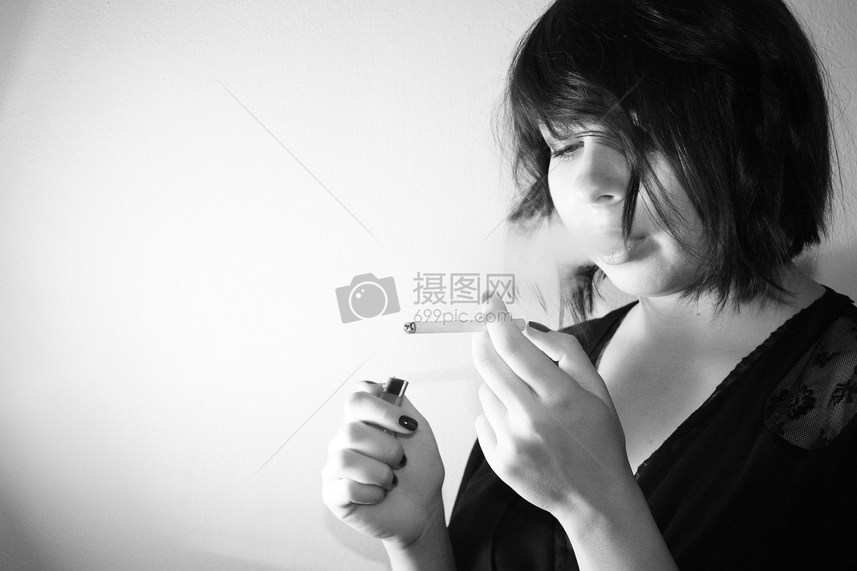 A055639-人物-时尚-黑白美女-抽烟 - 高清壁画素材-壁画_电视背景墙_沙发背景墙_壁画素材