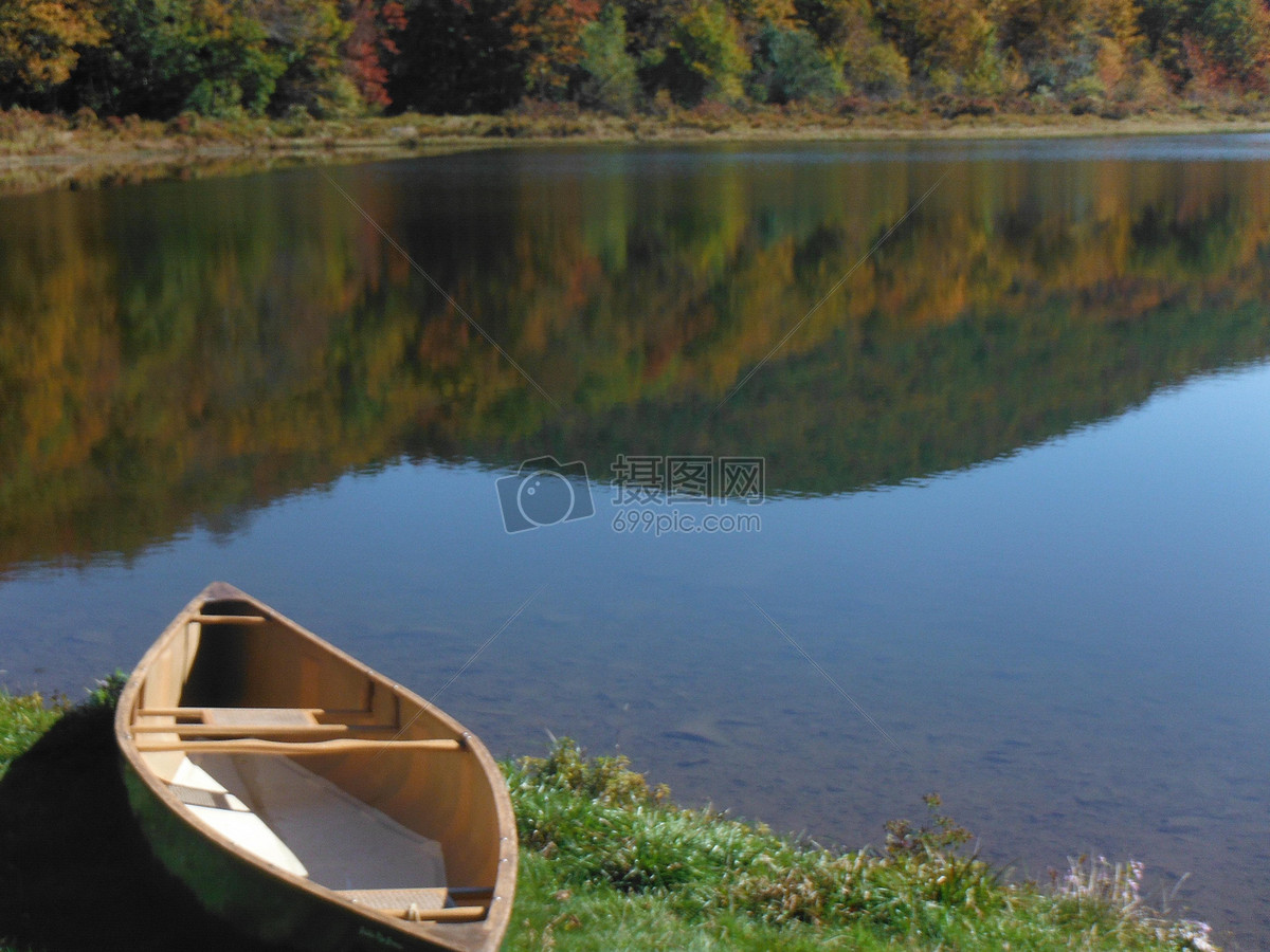 清澈湖水边的小船图片素材_免费下载_jpg图片格式__摄