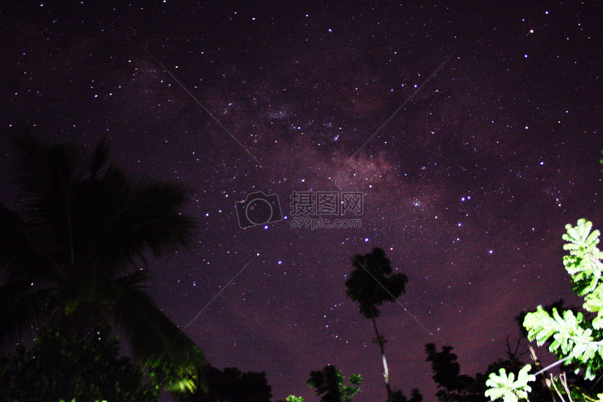 夜晚的紫色星空