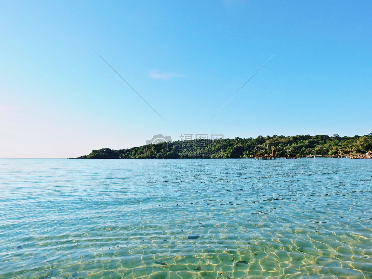 白天平静的海面横跨滨海蓝天下