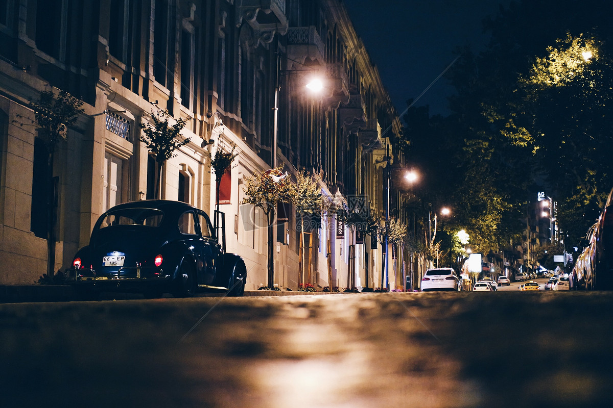 夜晚的房屋汽车