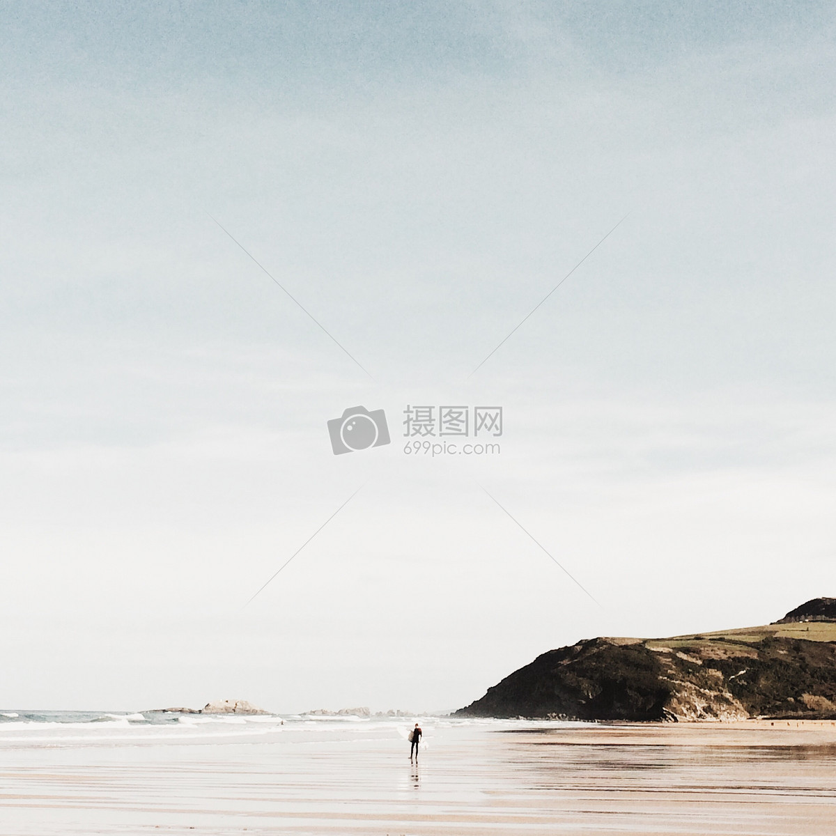 人物在海滩漫步