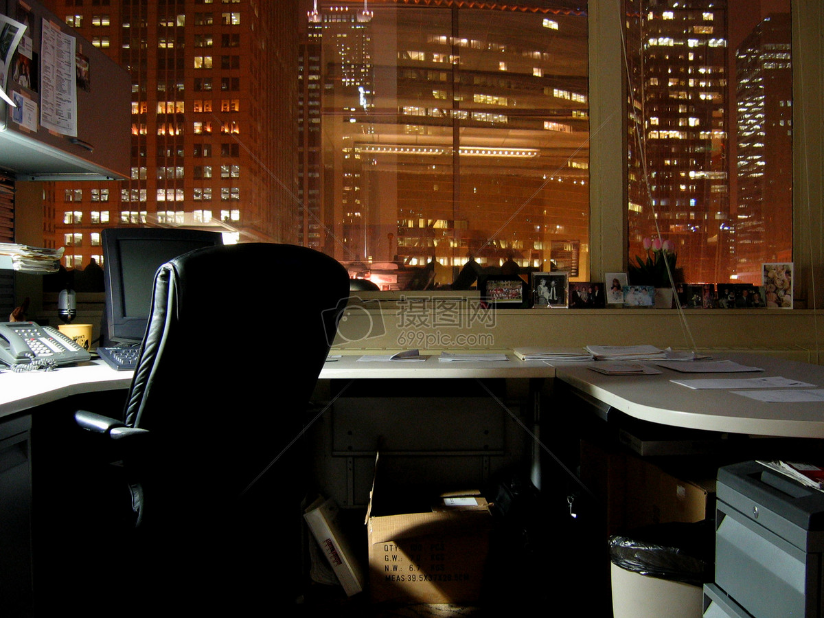 摄图网 照片 在晚上的窗口办公室.jpg