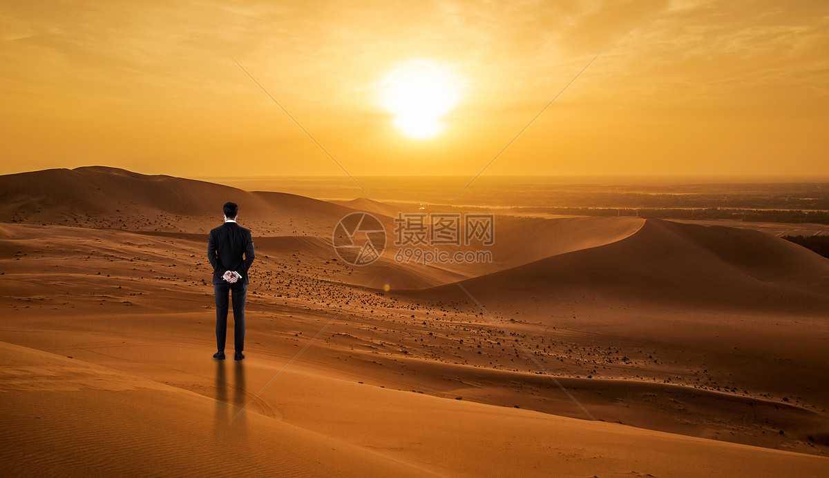 一个人走在沙漠