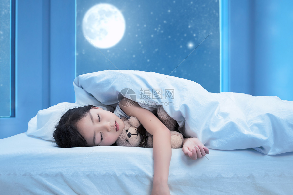 创意背景 生活方式 月光下睡着的女孩.psd