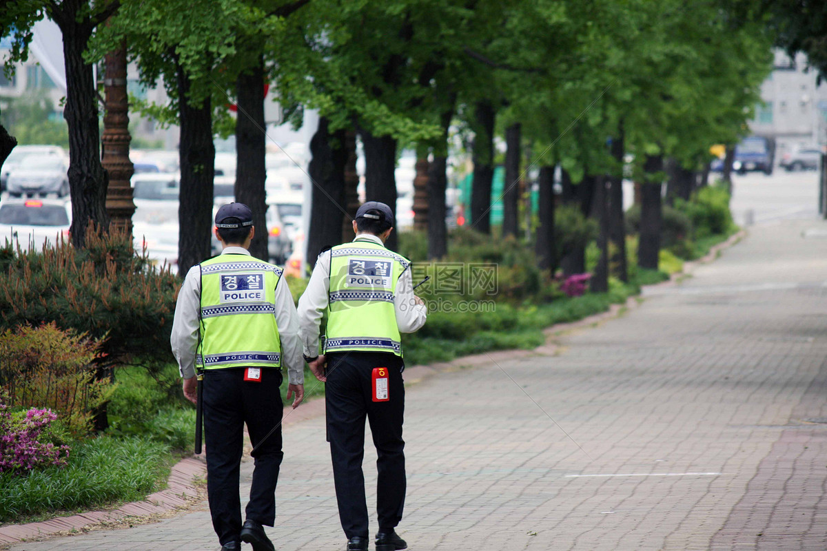 图片 照片 人物情感 在路上巡逻的公安警察.