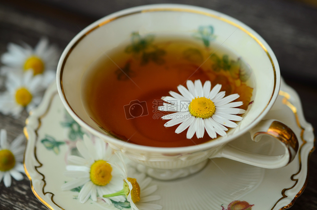 一杯洋甘菊花饮料