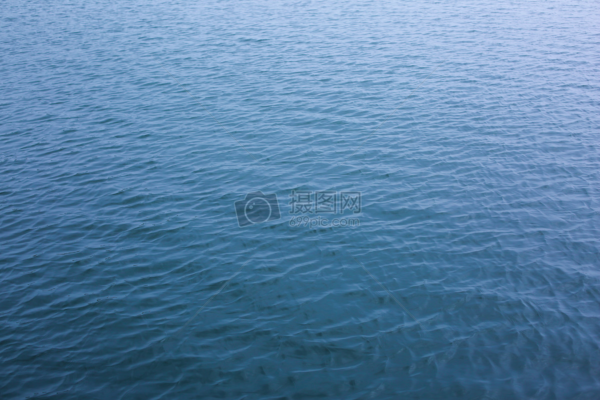 蓝色波光粼粼的东湖湖面