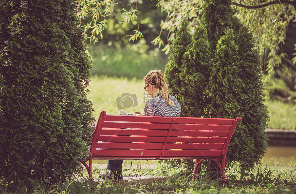唯美图片 人物情感 坐在长椅上的女子jpg  分享: qq好友 微信朋友圈