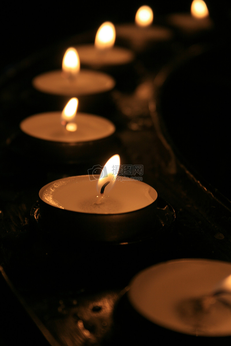 燃烧的白色的蜡烛高清图片下载-正版图片500067733-摄图网