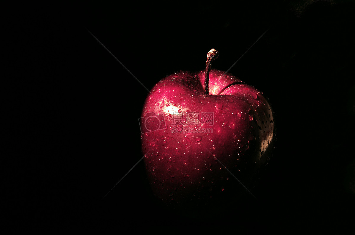 黑色背景里的苹果