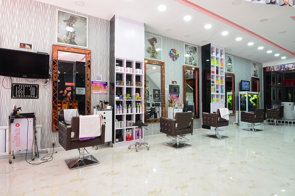 发廊的满意的顾客 库存图片. 图片 包括有 头发, 沙龙, 梳子, 发型, 处理, 准备, 客户, 妇女 - 31569631