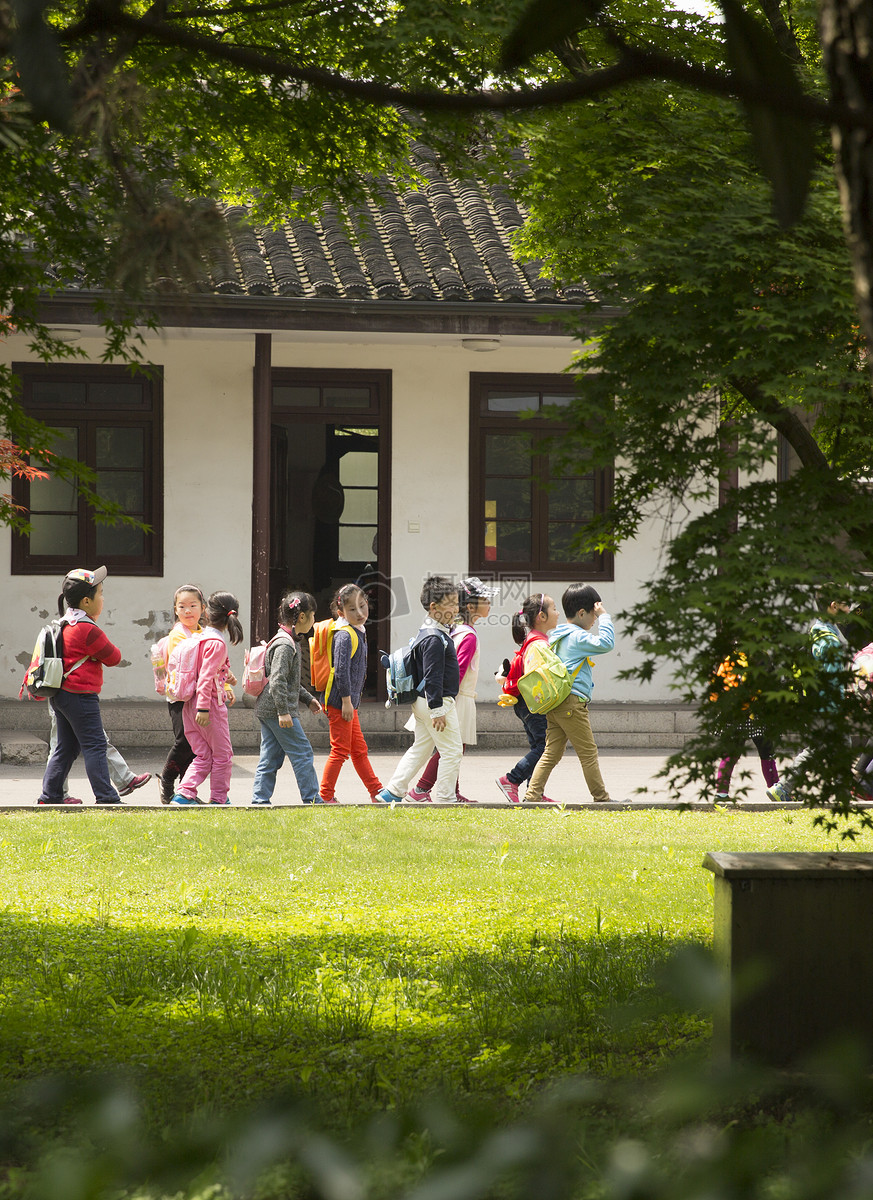 儿童 小学生 踏青 春游 多人 草地