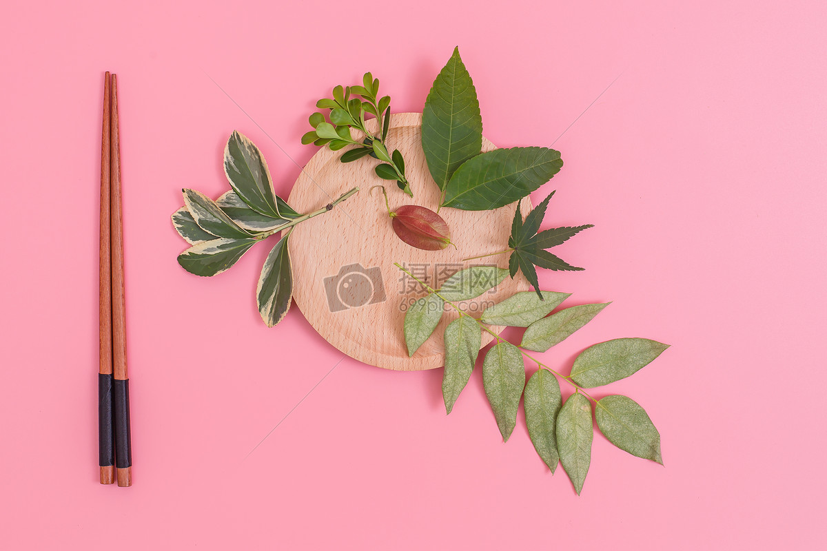 清新木盘树叶排列创意摆拍