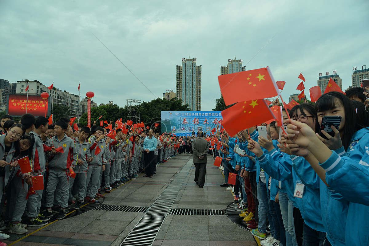 第十五届里约残奥会"五金王"黄文攀受到家乡人民的夹道欢迎