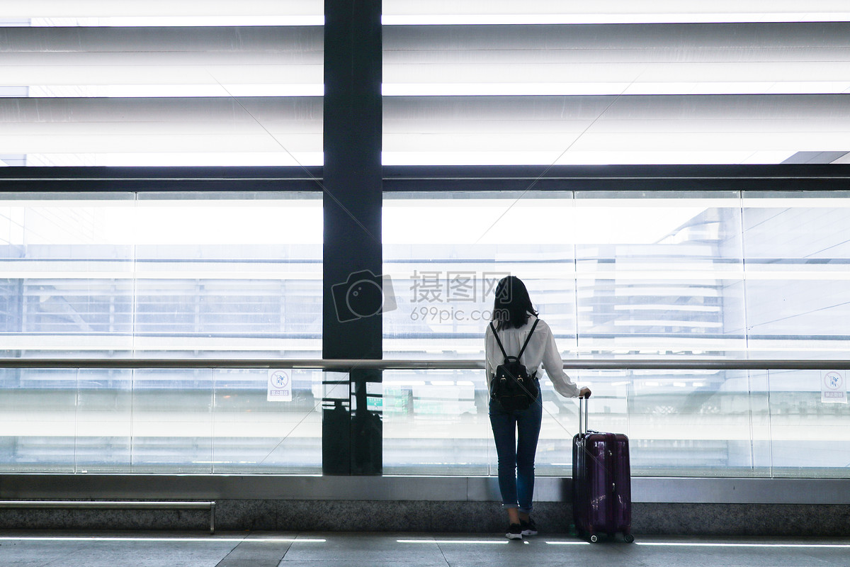 在机场的行李提取处，行李箱放在传送带上。照片摄影图片_ID:304723924-Veer图库