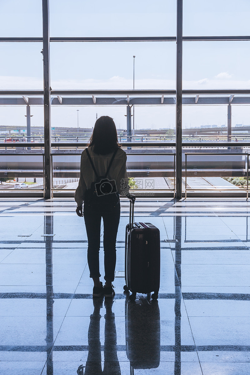 照片 旅游度假 拉着行李箱的女生背影.