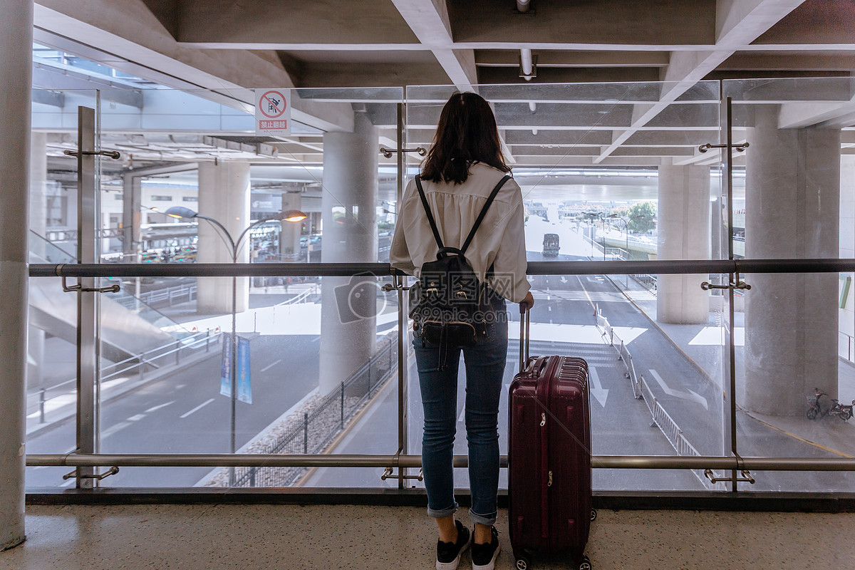 图片 照片 旅游度假 拉着行李箱的女生背影.
