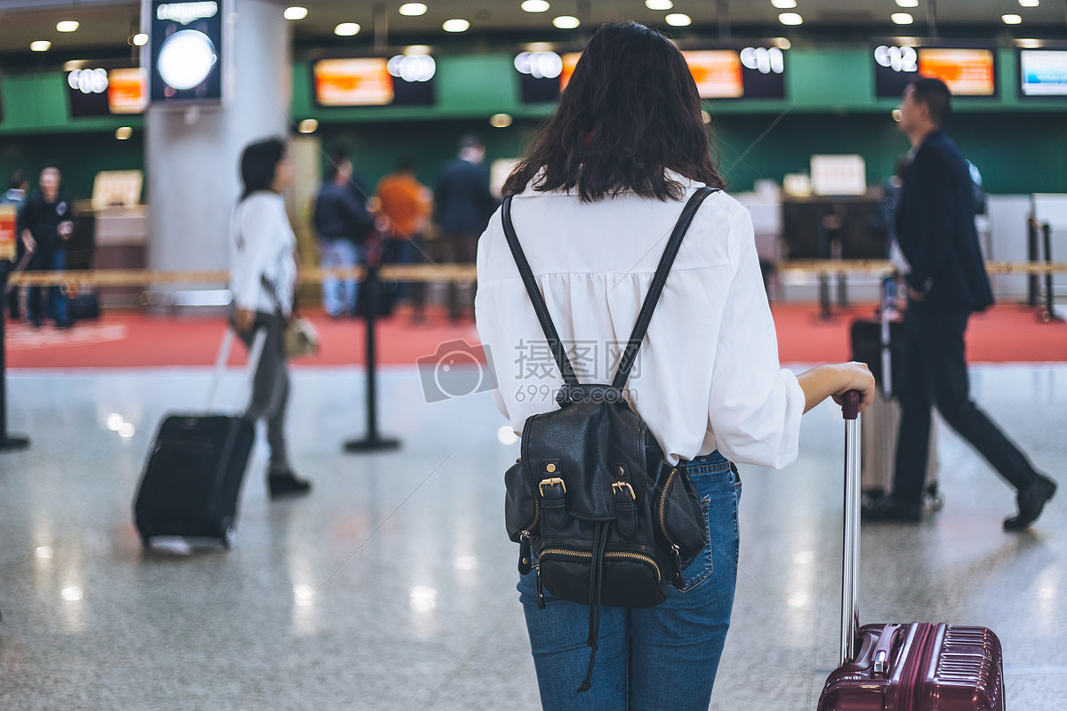 女生旅行机场候机