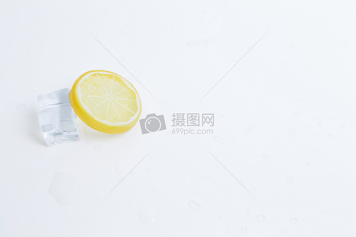 白色背景下的柠檬冰块