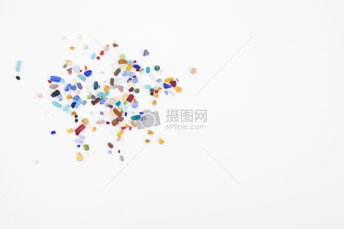 散落在白底上的水晶石头