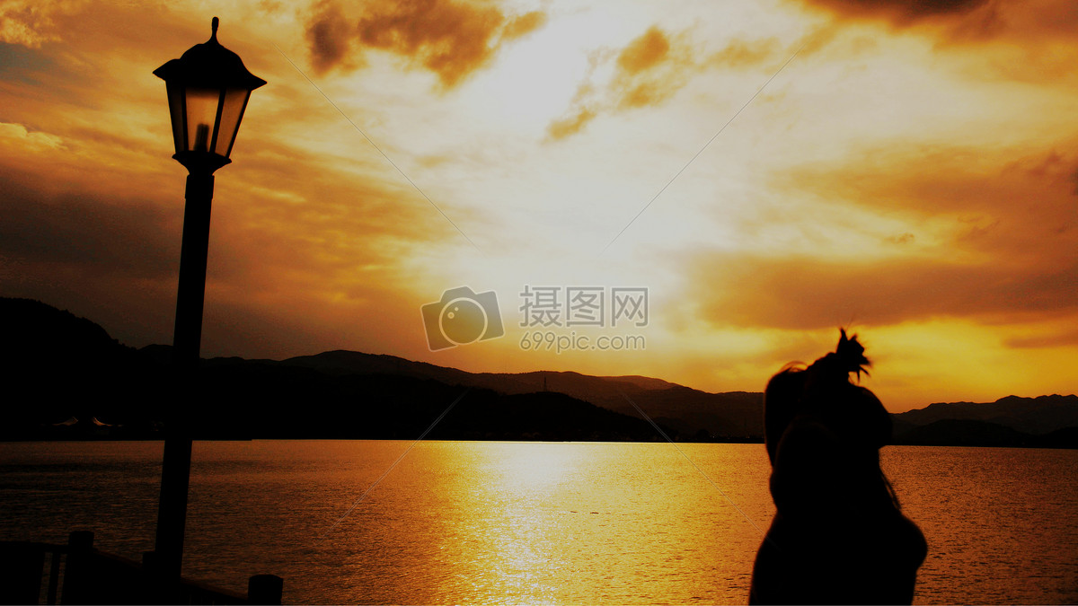 黄昏幽暗光线湖边唯美少女秋意