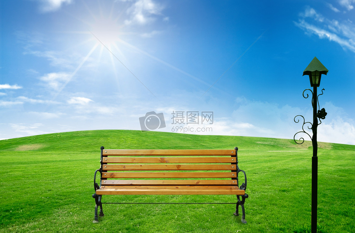 草地上的椅子和路灯
