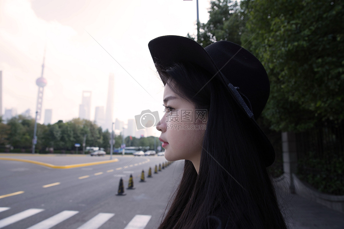 外滩街头女孩等待观望