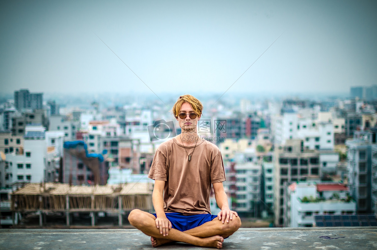 在打坐的男人