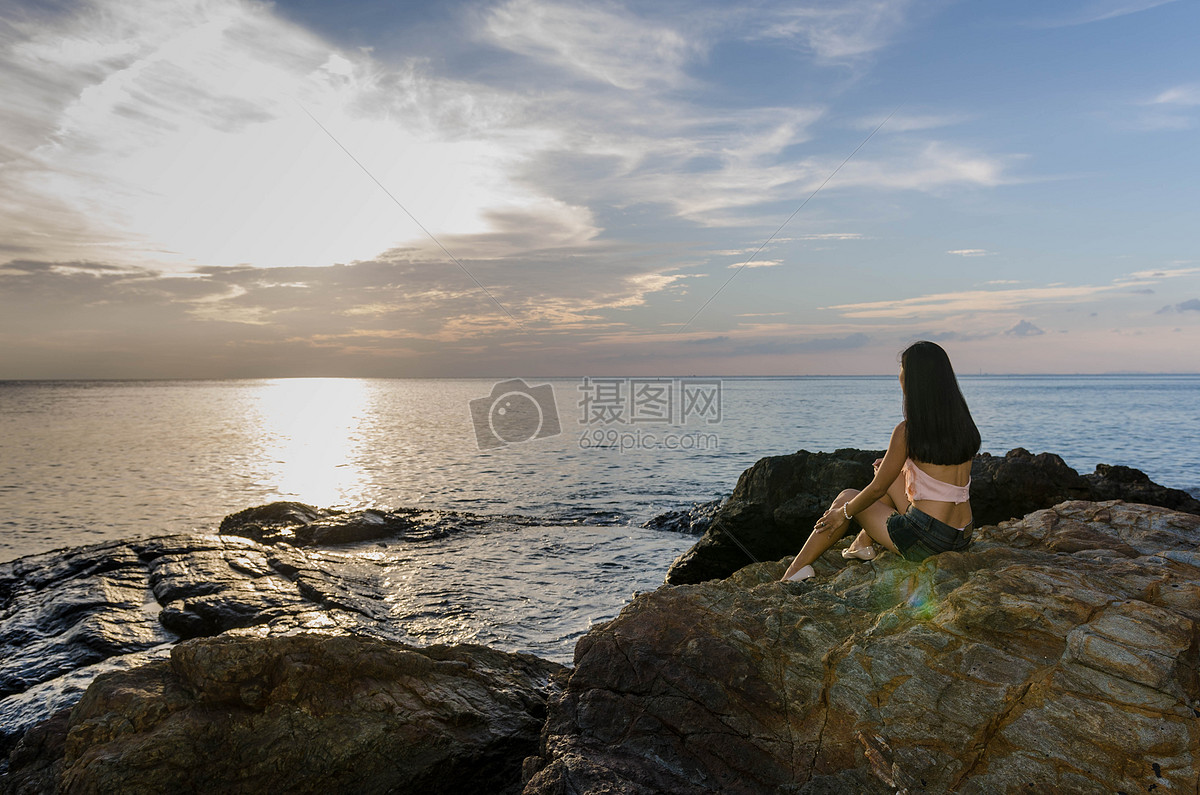 坐在石头上看风景的女人