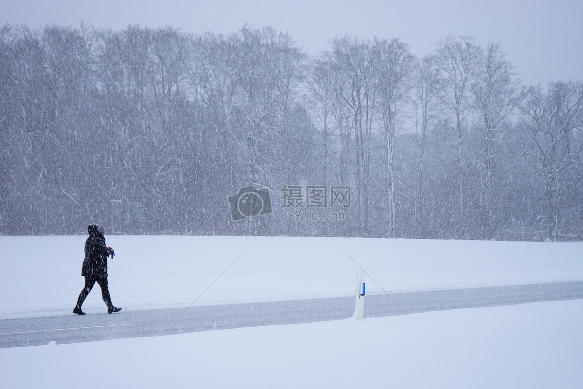 走在雪地里的人